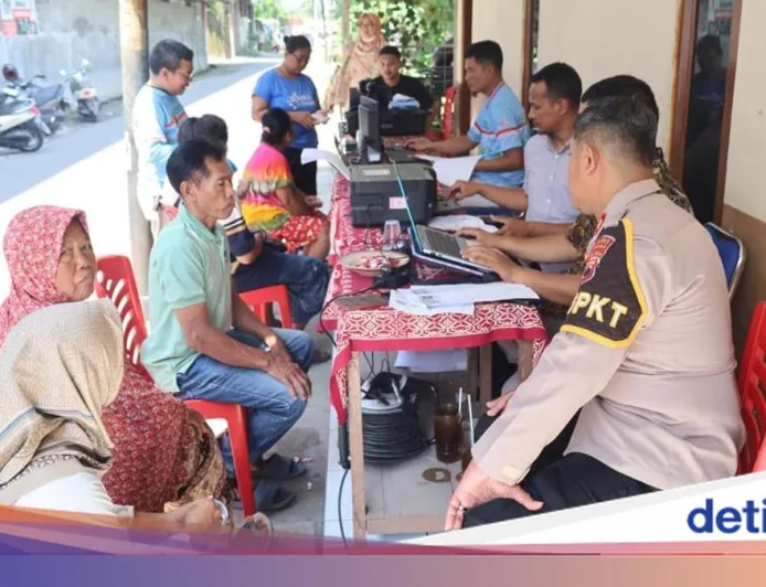 Polisi Sukoharjo Jemput Bola Bantu Urus Dokumen Warga Terdampak Banjir