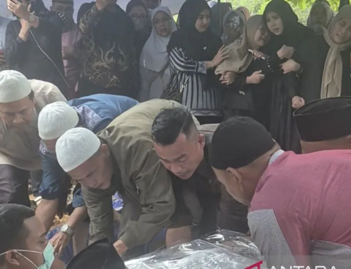 Tangis Haru Iringi Pemakaman Fauzi Orbanta Korban Kecelakaan Helikopter PK-CFX