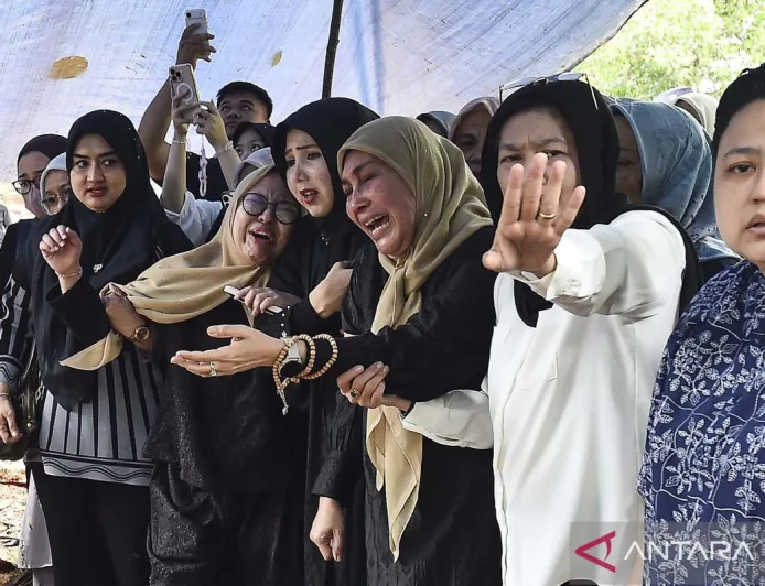 Pemakaman Korban Kecelakaan Helikopter di Kalimantan Barat Berlangsung Haru