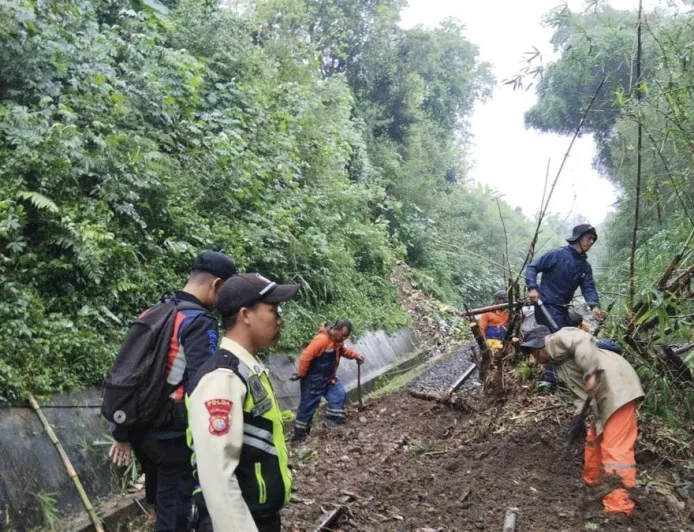 Longsor Tutup Rel Sukabumi 6 Meter, Perjalanan KA Pangrango Terhambat 35 Menit
