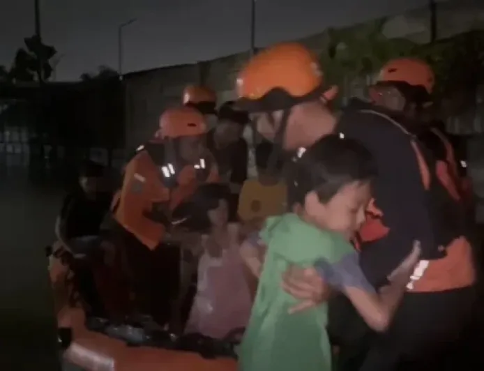 Basarnas Pekanbaru Evakuasi Enam Warga Terdampak Banjir di Rumbai Timur