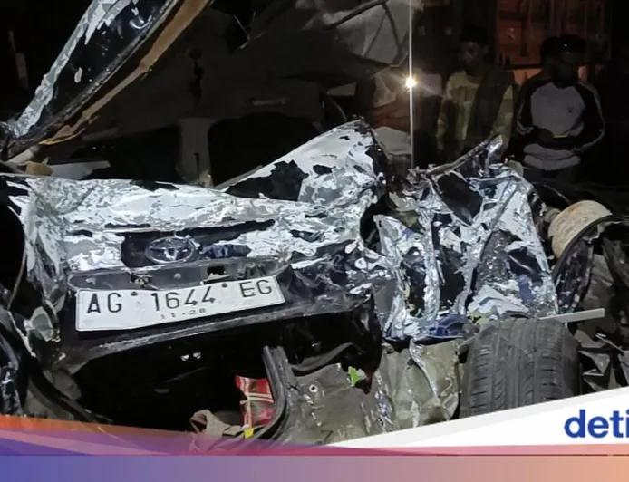 Truk Rem Blong Tabrak 5 Kendaraan di Probolinggo, 4 Orang Sekeluarga Tewas