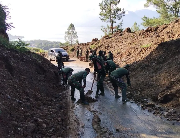 TNI Buka Akses Jalan Tertimbun Longsor di Aceh Tengah, Respons Cepat untuk Warga