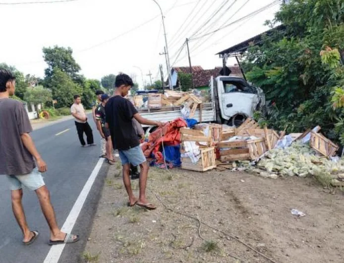 Kecelakaan Truk di Ponorogo: Ban Pecah Sebabkan Tabrak Pagar Rumah