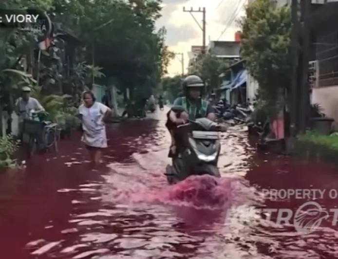 Banjir Merah di Solo: Warga Tetap Santai Meski Air Tercemar Pewarna