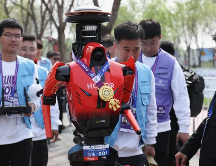 Robot Humanoid Kalahkan Pelari Manusia di Half Marathon Beijing, Tunjukkan Kemajuan Pesat