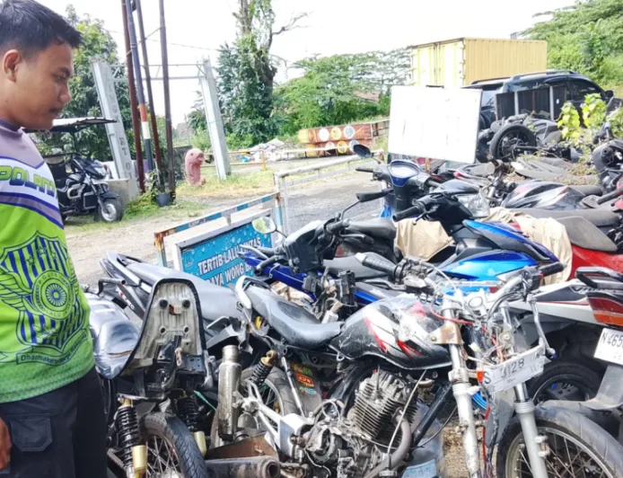 Tabrak Lari di Prigen: Dua Pengendara Megapro Alami Luka Serius