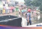 Banjir di Jalan KSU Depok Akibat Hujan Deras, Pemotor Nekat Terobos Genangan