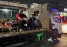 Banjir Cipulir: Video Pria Turun dari Angkot untuk Nebeng Truk Terobos Genangan