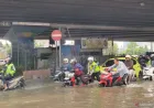 Ratusan Motor Mogok Terobos Banjir di Puri Kembangan, Jakarta Barat