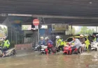 Ratusan Motor Mogok Terobos Banjir 80 cm di Puri Kembangan Jakarta Barat