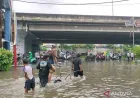 Jasa Gerobak Raup Untung Rp800 Ribu dalam 3 Jam Akibat Banjir Puri Kembangan