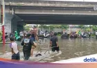 Jasa Gerobak Angkut Motor Raup Untung Besar di Tengah Banjir Puri Kembangan