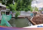 Kali Angke Masih Siaga 2, Pemkot Jakbar Terus Kuras Banjir di Kembangan
