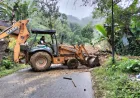 BPBD Agam Kerahkan Dua Alat Berat Bersihkan Material Longsor Tutup Jalan Provinsi