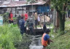 Kodim 1205 Sintang dan Warga Normalisasi Drainase untuk Cegah Banjir Musim Hujan