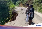 Separuh Badan Jalan Penghubung di Merangin Amblas Akibat Longsor