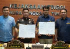 Kejati NTT dan Perum BULOG Kanwil NTT Perpanjang Kerja Sama Penanganan Masalah Hukum Bidang Datun.