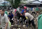 Babinsa Koramil Barabai Bersama Polri dan Relawan Gotong Royong Bersihkan Sungai Cegah Banjir