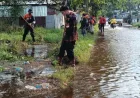 ASN Pemkab Kotim Bersihkan Drainase Atasi Banjir Parah di Baamang