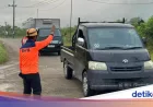 Longsoran Batu Tutup Akses Jalan Nasional KM 16 Trenggalek-Ponorogo Sementara