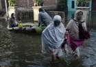 Warga Terobos Banjir untuk Laksanakan Salat Idul Adha