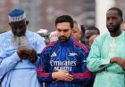 Potret Wali Kota New York Pakai Gamis Arsenal Saat Solat Ied Adha