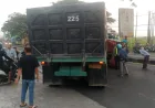 Pengendara Revo Tewas Setelah Tabrak Truk Keluar SPBU di Jalan Raya Surabaya-Malang