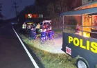 Cara Santai Polisi Jaga JJLS Gunungkidul Menarik Perhatian Warga