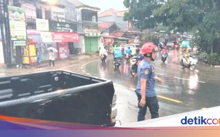 Banjir di Jalan KSU Depok Akibat Hujan Deras, Pemotor Nekat Terobos Genangan