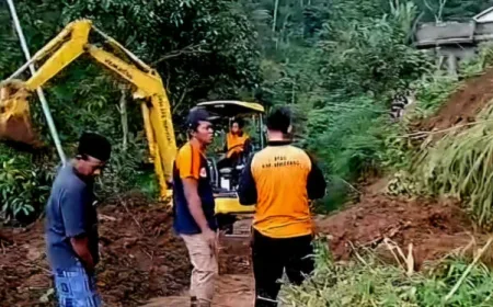 Hujan Deras Sebabkan 11 Titik Longsor di Banyubiru, Jalan Desa Sempat Tertutup