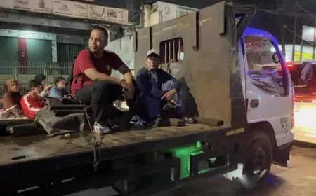 Banjir Cipulir: Video Pria Turun dari Angkot untuk Nebeng Truk Terobos Genangan