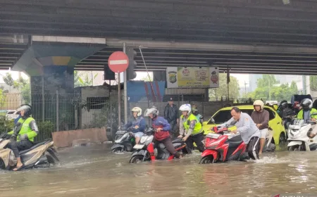 Ratusan Motor Mogok Terobos Banjir di Puri Kembangan, Jakarta Barat