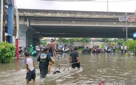 Jasa Gerobak Raup Untung Rp800 Ribu dalam 3 Jam Akibat Banjir Puri Kembangan