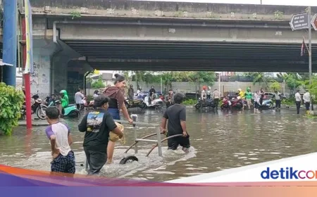 Jasa Gerobak Angkut Motor Raup Untung Besar di Tengah Banjir Puri Kembangan