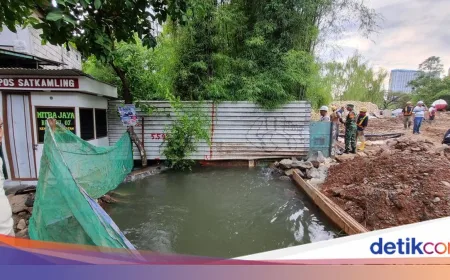 Kali Angke Masih Siaga 2, Pemkot Jakbar Terus Kuras Banjir di Kembangan