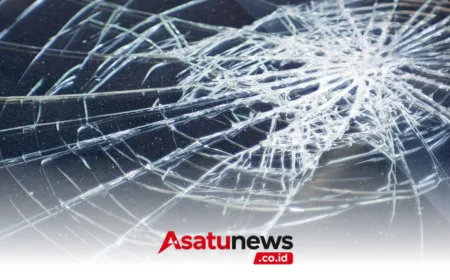 Truk Muatan Jagung Kecelakaan di Tol Jatiwarna, Jalan Terpenuhi Jagung Berserakan
