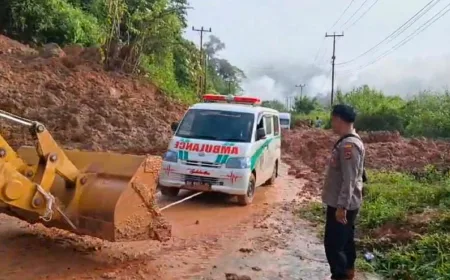 Longsor di Kerinci-Merangin Lumpuhkan Akses, Petugas Terapkan Sistem Buka-Tutup