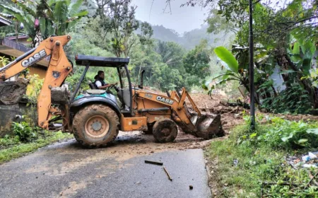 BPBD Agam Kerahkan Dua Alat Berat Bersihkan Material Longsor Tutup Jalan Provinsi