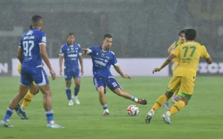 Adu Kisaran Gaji Thom Haye dan Rizky Ridho Jelang Persija vs Persib