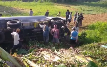 Kecelakaan Jember: Truk Terguling Setelah Tabrakan dengan Mobil Pikap di Kencong