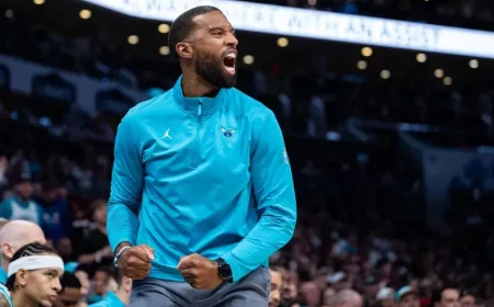 Charlotte Hornets Perpanjang Kontrak Pelatih Charles Lee Usai Musim Gemilang
