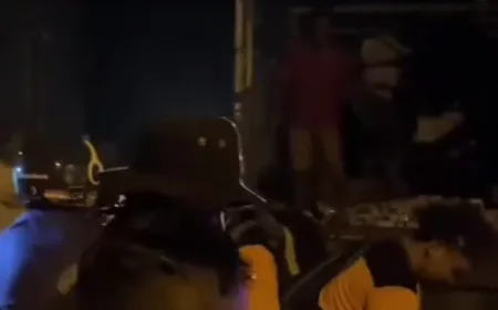 Warga Salatiga Banjir Pujian karena Bantu Kumpulkan Susu Berserakan Usai Kecelakaan