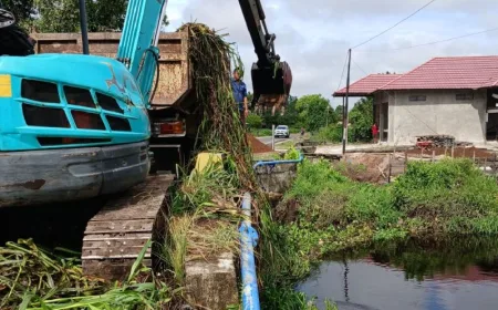 Dinas SDABMBKPRKP Kotim kerahkan tiga ekskavator bersihkan drainase antisipasi banjir