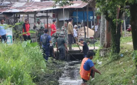 Kodim 1205 Sintang dan Warga Normalisasi Drainase untuk Cegah Banjir Musim Hujan