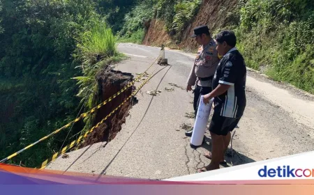 Separuh Badan Jalan Penghubung di Merangin Amblas Akibat Longsor