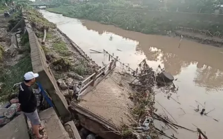 Jembatan Putus Diterjang Banjir, Warga 2 Kecamatan di Kendal Terisolasi Total