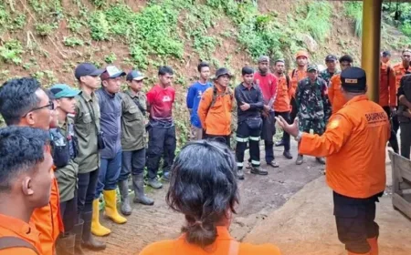 Longsor Tebing Curug Cileat, Dua Wisatawan Karawang Diduga Tertimbun Material