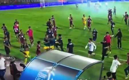 Oknum Suporter PSM Makassar Turun ke Lapangan dan Tendang Pemain Persib Bandung Setelah Laga