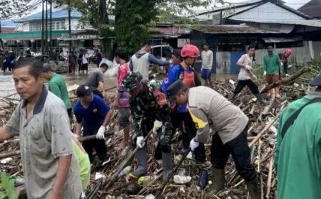Babinsa Koramil Barabai Bersama Polri dan Relawan Gotong Royong Bersihkan Sungai Cegah Banjir